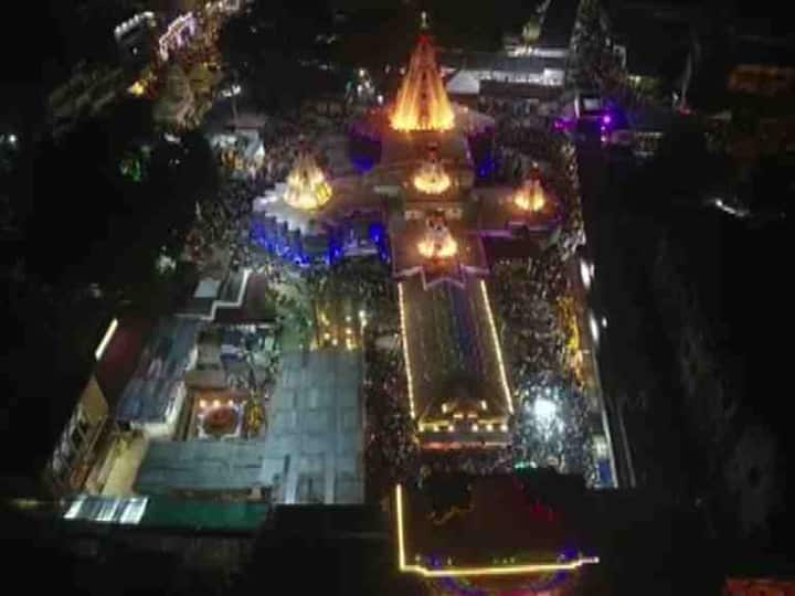 संपूर्ण मंदिर विद्युत रोषणाईनं झळाळून निघालं आहे.