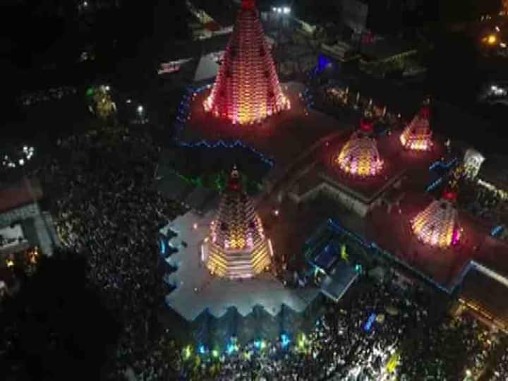 करवीर निवासिनी श्री अंबाबाई मंदिरात नवरात्र उत्सवानिमित्त विविध रोषणाई करण्यात आली आहे. 