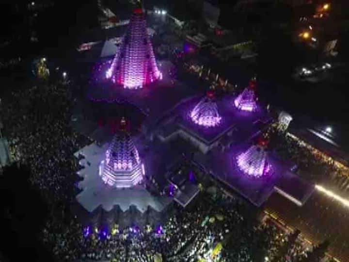 संध्याकाळी देवीची पालखी पाहण्यासाठी भाविक मोठ्या प्रमाणात गर्दी करत आहेत.