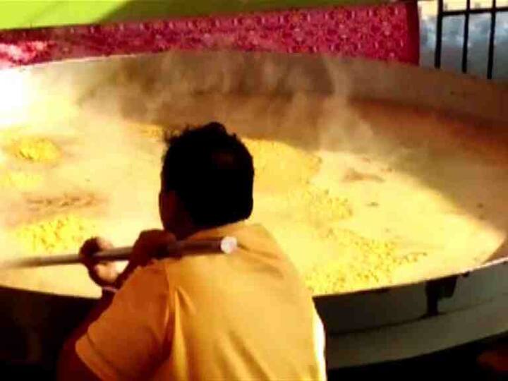 तब्बल तीन हजार किलोची खिचडी शिजवण्यासाठी स्टीलची खास कढई तयार केली गेली. या कढईचं वजन तब्बल 510 किलो इतकं आहे. 10 फूट व्यास आणि तीन फूट उंचीची ही कढई आहे. 