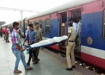 रेल्वेच्या धडकेत जखमी व्यक्तीची 6 तास मृत्यूशी झुंज, मृतदेह लोकलमधून नेला