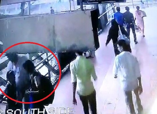 Man harassed girl student on Mumbai Central Railway Station, arrested  मुंबई सेंट्रल स्टेशनवर चिमुरडीशी गैरवर्तन करणारा गजाआड