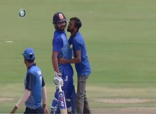 Fan enters pitch to hug and kiss Rohit Sharma during Vijay Hazare quarter-final  VIDEO : चाहत्याचा रोहित शर्माला किस करण्याचा प्रयत्न