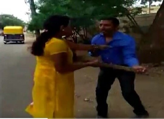 Karnataka Woman Beats Bank Officer asking For physical relations for Loan कर्जासाठी शरीरसुखाची मागणी करणाऱ्या बँक अधिकाऱ्याला बदडलं