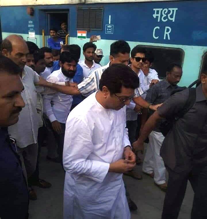 राज ठाकरे पुढचे चार दिवस केवळ अमरावतीतच असतील. आज दिवसभर ते पक्षाच्या संघटनात्मक बांधणीचा आढावा घेणार आहेत. आज रात्री राज ठाकरे अमरावतीच्या प्रसिद्ध अंबा महोत्सवाला भेट देणार आहेत आणि सायंकाळी 7.30 वाजता त्यांची प्रकट मुलाखत होणार आहे. दरम्यान, 18, 19 आणि 20 असे तीन दिवस राज ठाकरे मेळघाटात जाणार आहेत. मेळघाटच्या सफारीत ते सेमाडोह आणि इतर महत्वाच्या ठिकाणांना भेट देणार आहेत.