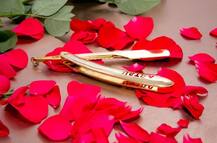 11 तोळे सोन्याचा वस्तरा, बीडमधील सलूनमध्ये दाढी करण्यासाठी झुंबड