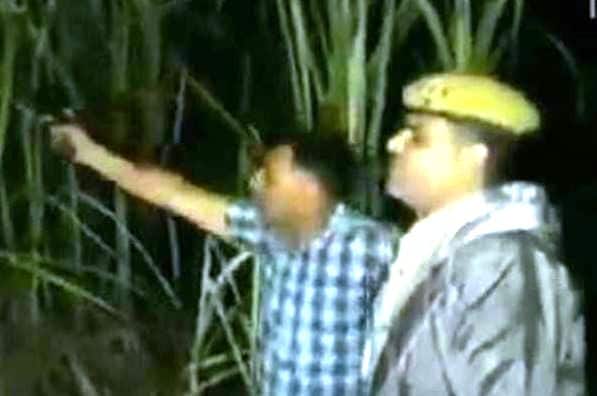 चकमकीवेळी तोंडातून ठांय-ठांय आवाज काढणाऱ्या पोलिसाला शौर्य पुरस्कार UP police will give award to PSI who shouted thain thain during encounter चकमकीवेळी तोंडातून ठांय-ठांय आवाज काढणाऱ्या पोलिसाला शौर्य पुरस्कार