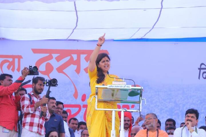 तु दबे पाँव चोरी छुपे से ना आना , सामने से वार कर, फिर मुझे आझमाना, या पंकजा मुंडेंच्या भाषणातील वाक्यानेही उपस्थितांची दाद मिळवली.