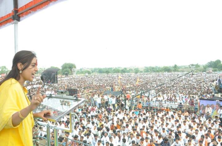 खासदार प्रीतम मुंडे यांनी गोपीनाथ गडाहून भव्य रॅली काढली आणि रस्त्यामध्ये हजारोंच्या संख्येने समर्थक या रॅलीमध्ये सहभागी झाले. सावरगावात पंकजा मुंडेंनी समर्थकांना संबोधित केलं. त्याआधी प्रीतम मुंडे यांचंही भाषण झालं.