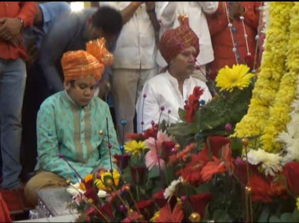 शिवरायांचे चौदावे वंशज म्हणजेच उदयनराजे भोसले यांचे ज्येष्ठ चिरंजीव वीरप्रतापसिंह राजे भोसले नेहमीप्रमाणे पूजेला बसले होते.