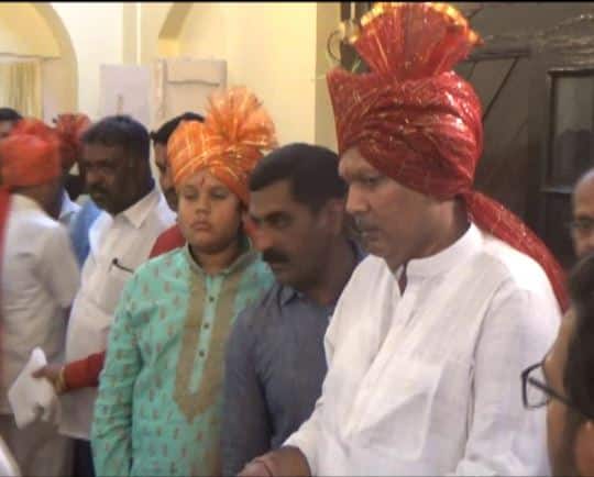 जलमंदिरात म्हणजे त्यांच्या राहत्या निवासस्थानी वर्षातून एकदाच वाड्यातील देवी आणि राजेंचं दर्शन मनसोक्त करता येतं.