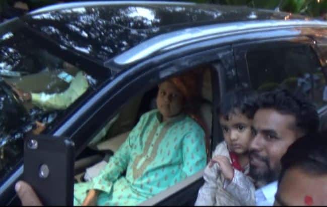 वीरप्रतापसिंह उदयनराजेंच्या गाडीत बसले, तरी गर्दी काही हटता हटेना. सेल्फीवर सेल्फी सुरुच होते.