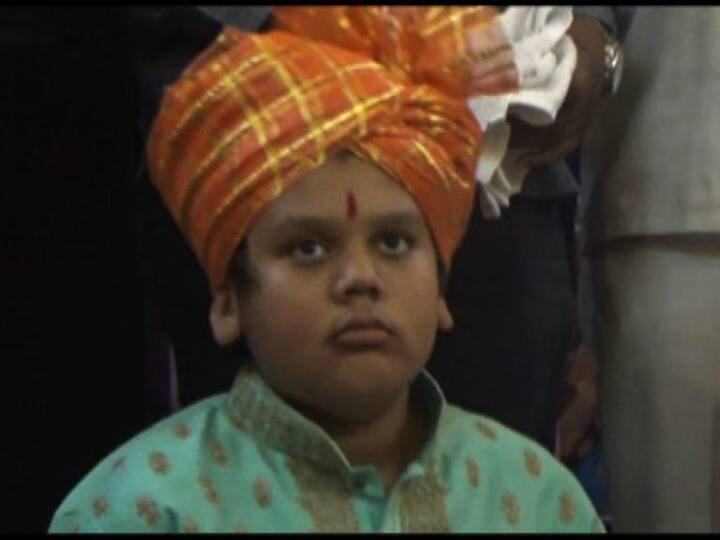 वीरप्रतापसिंह राजेंसोबत फोटोसेशन करण्यासाठी चाहते गर्दीतून वाट काढत होते.