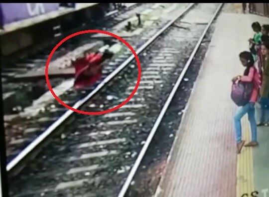 Mumbai : Lady jumps on railway track after stealing mangalsootra of fellow passenger  लोकलमधून मंगळसूत्र खेचून चोरट्या महिलेची रुळांवर उडी