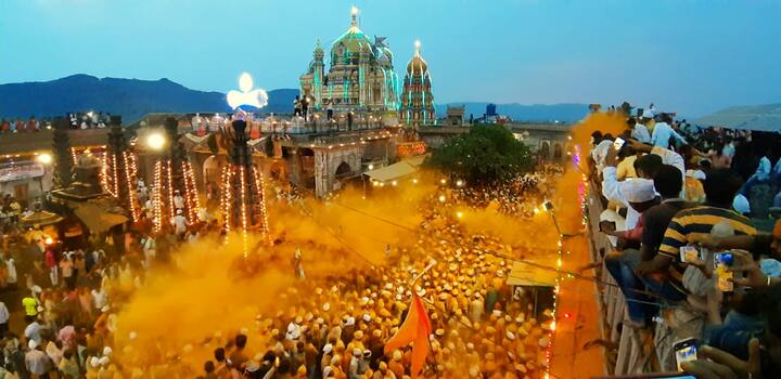 काल सायंकाळी सहा वाजता खंडेरायाची पालखी सीमोल्लंघनाला गेल्यानंतर सुरु झालेला मर्दानी दसऱ्याचा समारोप खंडा तलवारीचा मर्दानी खेळ संपन्न झाल्यानंतर झाला.