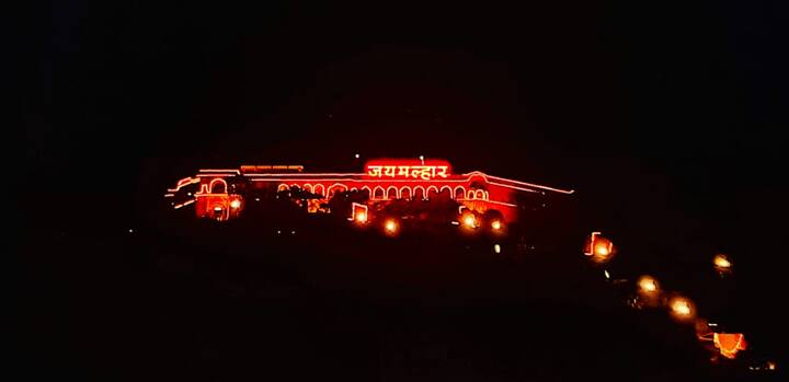 मल्हारी मार्तंड, जय मल्हार... जल्लोषाने ओथंबलेले स्वर आणि भंडार्याहच्या मुक्त उधळणीने आसमंताला आलेलं पिवळेपण हे ठिकाण जेजुरी गडाचं. उत्साह, आनंद आणि शक्तीची प्रेरणा अवघ्या महाराष्ट्राला देणार्याज खंडेरायाच्या जेजुरीचे, उभ्या महाराष्ट्रात जेजुरीच्या खंडेरायाच्या दसरा सोहळ्याला मर्दानी दसरा म्हणून ओळखलं जातं.