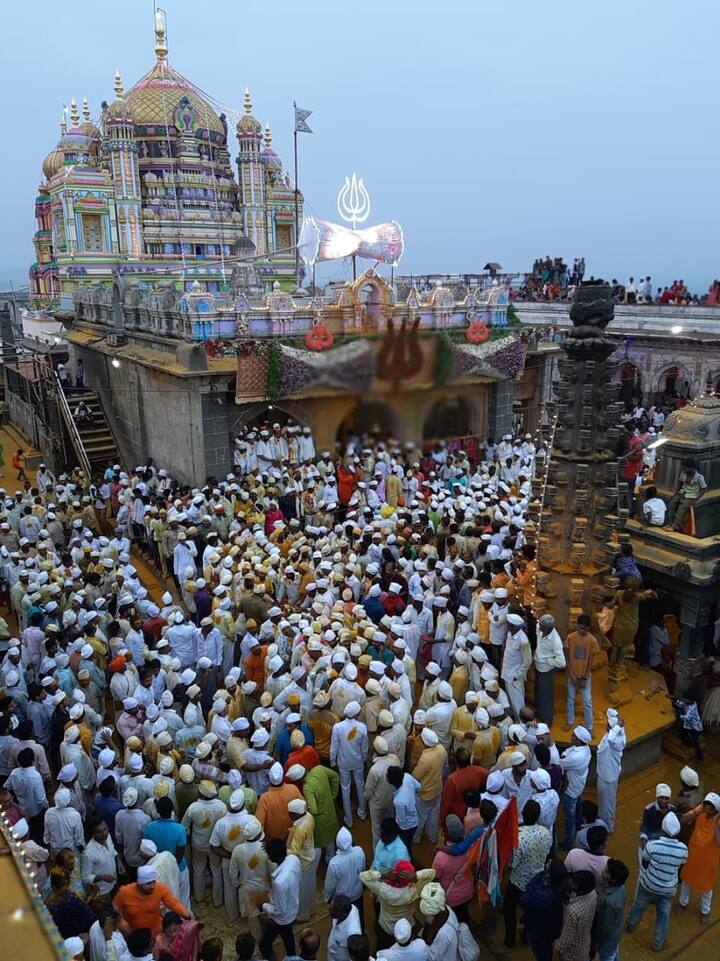 खंडेरायाचा दसरा सोहळा पाहण्यासाठी लाखो भाविक जेजुरीत आधीच दाखल झाले होते. जेजुरीकरही वर्षभर कुठेही असले तरी दसऱ्यानिमित्त गडावर येऊन सोहळ्यात सहभागी होत असतात. काल दसऱ्याच्या दिवशी सायंकाळी सहाच्या सुमारास खंडेरायाची पालखी सीमोल्लंघनासाठी निघाली.