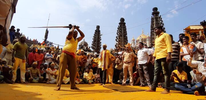 श्री. मार्तंड भैरवाचे मूळ ठिकाण कडेपठार मंदिरातील उत्सव मूर्तींना आणून त्या ठिकाणी देवभेटीचा विलोभनीय सोहळा रात्री दोन वाजताच्या सुमारास पार पडला.