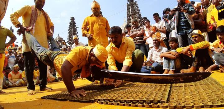 या मर्दानी दसऱ्याच्या खेळातून भक्त खंडोबारायाप्रती आपली श्रद्धा व्यक्त करतात. यानिमित्ताने देवा तुझी सोन्याची जेजुरी असा सोहळा भाविक याचि देही याची डोळा अनुभवतात.