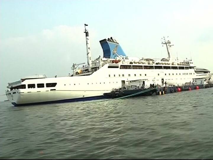 गेल्या अनेक दिवसांपासून प्रतीक्षेत असलेली मुंबई-गोवा क्रूझ सेवा आजपासून सुरु होत आहे. खाजगी क्रूझ कंपनीच्या सहकार्यानं मुंबई पोर्ट ट्रस्ट ही सेवा सुरु करतंय. 