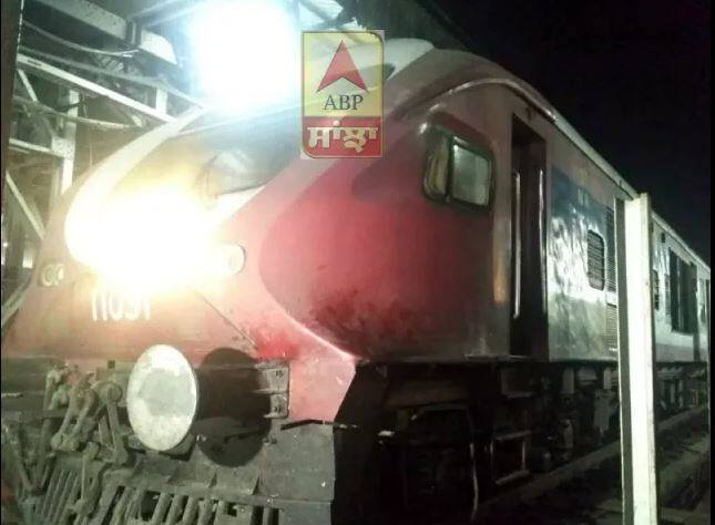 रेल्वे प्रशासन आणि सरकारच्या निष्काळजीपणावर नागरिकांनी संताप व्यक्त केला आहे. तर इथे कडेकोट पोलीस बंदोबस्त तैनात करण्यात आला आहे.