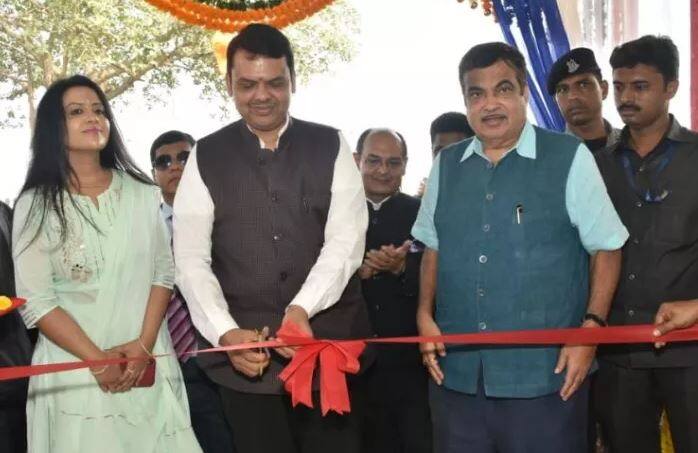 आंग्रिया क्रुझ आज सकाळी पणजीतील बंदरावर पोहचत आहे. क्रुझवर पर्यटकांसाठी शाही सुविधा उपलब्ध करुन देण्यात आल्या आहेत. मराठा आरमाराचे प्रमुख कान्होजी आंग्रे यांच्या नावावरुनच या क्रुझचं नाव आंग्रिया असं ठेवण्यात आलं आहे.