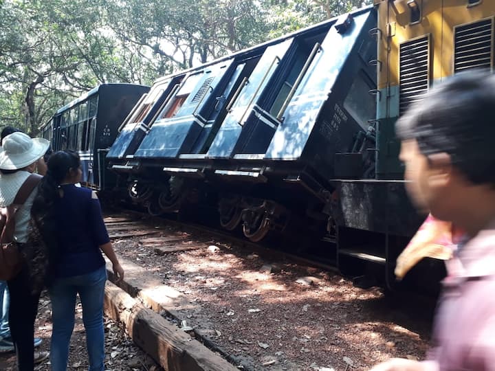 पावसाळ्यानंतर पुन्हा एकदा सुरु झालेली माथेरानची फुलराणी अर्थात 'टॉय ट्रेन' रुळांवरुन घसरली. काल रविवारी माथेरानची राणी रुळांवरुन घसरण्याची घटना घडली. शनीवारीच माथेरानची राणी प्रवाशांच्या सेवेत दाखल करण्यात आली होती. 