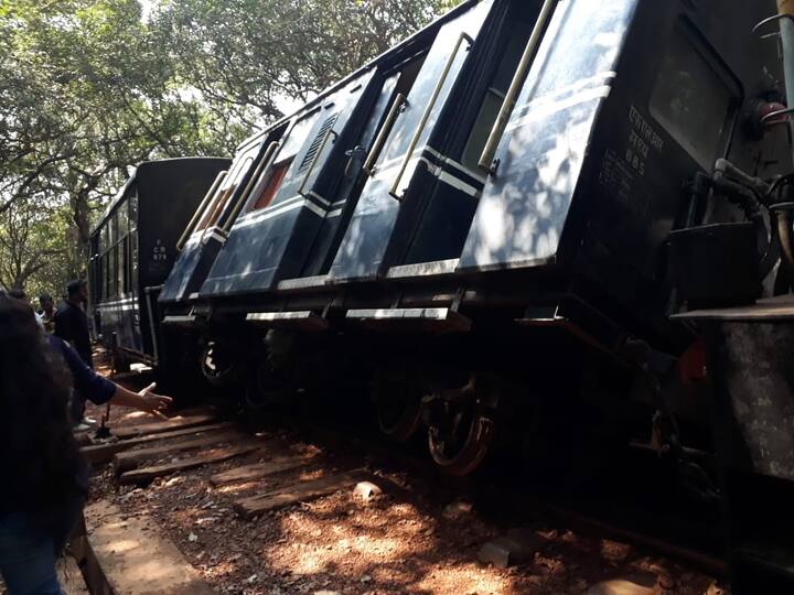 रविवारी अमन लॉज ते माथेरान मार्गावर ही गाडी जात असतानाच ट्रेन दोन चाके घसरली. पण यात कोणतीही जीवितहानी झाली नाही. 
