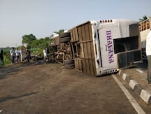 नगर-पुणे मार्गावर भीषण अपघात, आठ जणांचा जागीच मृत्यू