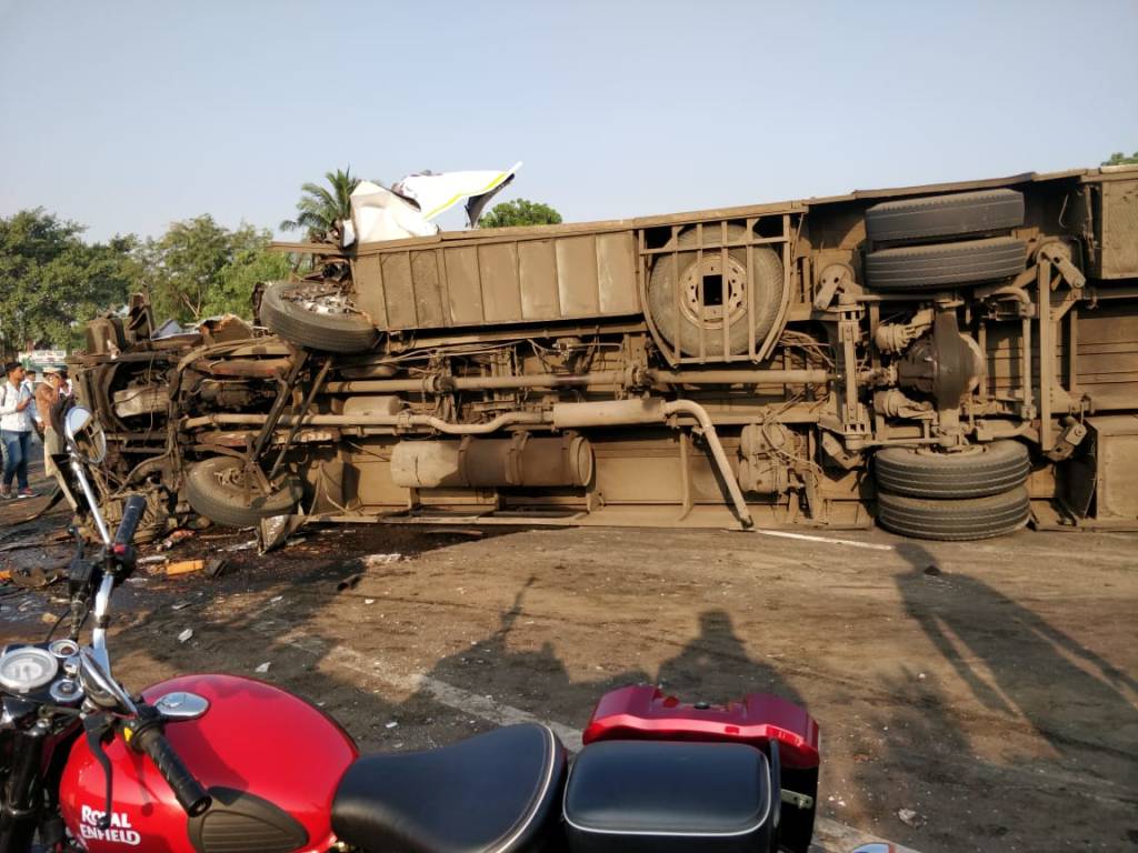 नगर-पुणे मार्गावर भीषण अपघात, आठ जणांचा जागीच मृत्यू