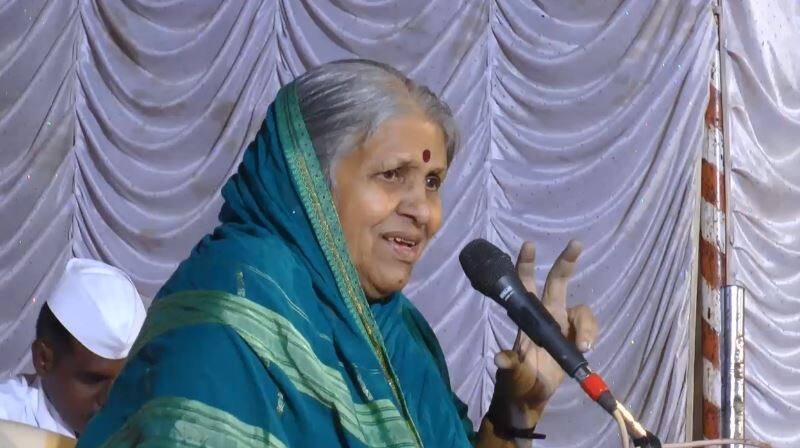 #MeToo : अत्याचार होतो तेव्हाच आवाज का उठवत नाही, सिंधुताईंचा सवाल Raise your voice at the time of sexual harassment Sindhutai on me too #MeToo : अत्याचार होतो तेव्हाच आवाज का उठवत नाही, सिंधुताईंचा सवाल