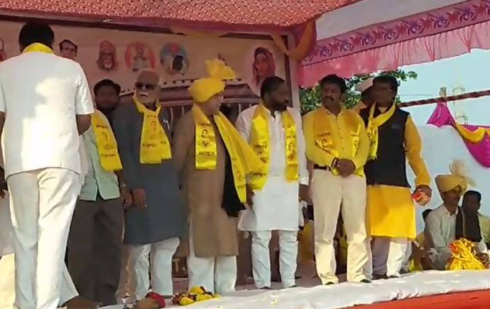 जेजुरीत प्रकाश आंबेडकर आणि राजू शेट्टी एकाच व्यासपीठावर Prakash Ambedkar and Raju Shetti on one stage in Jejuri जेजुरीत प्रकाश आंबेडकर आणि राजू शेट्टी एकाच व्यासपीठावर