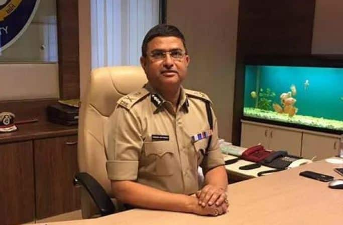 सीबीआयच्या विशेष संचालकांवर भ्रष्टाचाराचा ठपका, तीन कोटींची लाच घेतल्याचा आरोप CBI special director Rakesh asthana booked for bribe case सीबीआयच्या विशेष संचालकांवर भ्रष्टाचाराचा ठपका, तीन कोटींची लाच घेतल्याचा आरोप