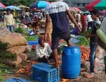 तुम्ही खाता ती गाजरं पायाने धुतली जातात!