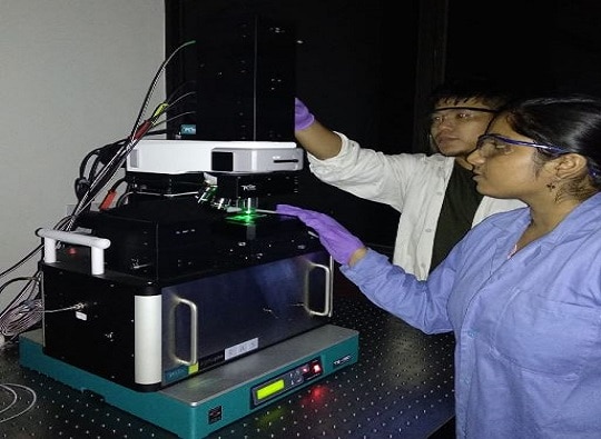 Detect Cancer, IIT Bombay professor found technology कॅन्सर पेशींची तपासणी काही मिनिटात, IIT मुंबईचं संशोधन