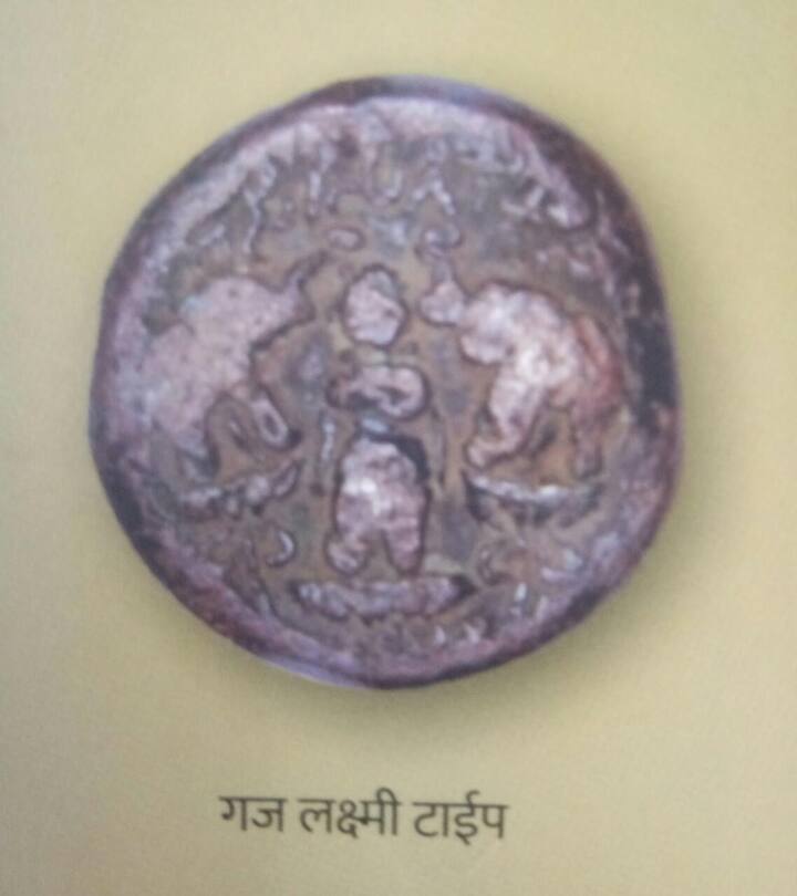 इसवीसन पूर्व काळापासून इसवी सन तिसऱ्या शतकापर्यंत सातवाहन साम्राज्य भारताच्या वेगवेगळ्या भागात पसरलं होतं. यावेळीच प्रथम नाण्यांचा वापर चलनासाठी केला जाऊ लागला. 