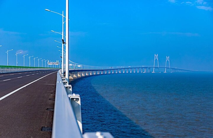  या सागरी पुलामध्ये पाण्याखालून जाणाऱ्या बोगद्यांचाही समावेश आहे. वाढतं बजेट, भ्रष्टाचाराचे आरोप आणि कामगारांचे मृत्यू यामुळे पुलाचं बांधकाम होण्यास नऊ वर्षांचा कालावधी लागल्याचं म्हटलं जातं.