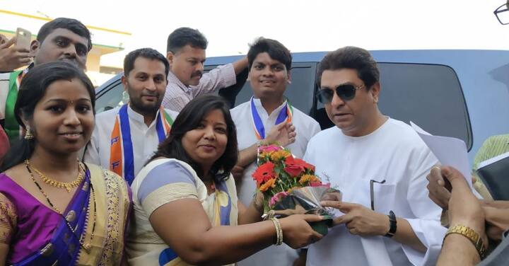 मनसे अध्यक्ष राज ठाकरे सध्या विदर्भ दौऱ्यावर आहेत. यामध्ये त्यांच्या बुलडाणा दौऱ्याला आजपासून सुरुवात झाली. ते रात्री शेगाव येथे मुक्कामी होते.