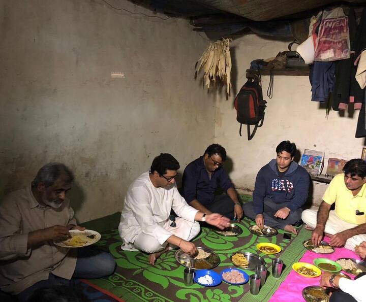 अमरावती दौऱ्यात राज ठाकरेंनी गरीब कुटुंबीच्या घरी अत्यंत साधेपणाने जमिनीवर बसून जेवणाचा आस्वाद घेतला होता.
