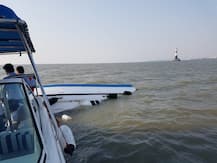 शिवस्मारकाच्या पायाभरणीला जाणारी अपघातग्रस्त स्पीडबोट