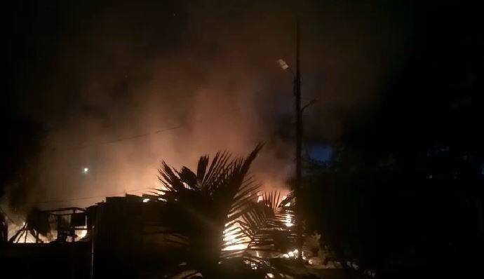 चिंचवडमध्ये सिलेंडर स्फोट, दोघांचा मृत्यू, पाच घरं जळून खाक Cylinder blast in Chinchwad in Pune चिंचवडमध्ये सिलेंडर स्फोट, दोघांचा मृत्यू, पाच घरं जळून खाक