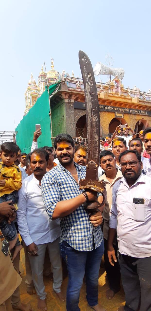 विशेष म्हणजे तिथली प्रसिद्ध असलेली 42 किलोची खंडा तलवारही राणाने उचलून घेतली.(फोटो सौजन्य : मनोज शिंदे)