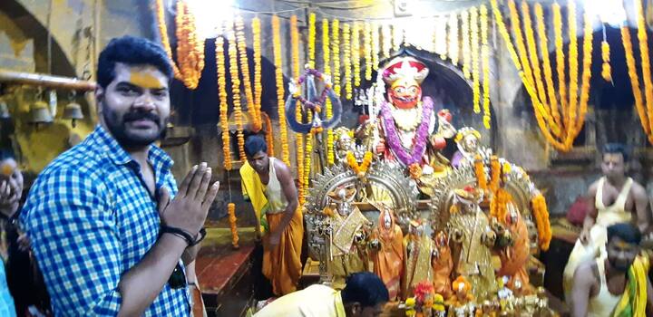 जेजुरीमध्ये एका दुकानाचं उद्घाटन हार्दिक जोशीच्या हस्ते पार पडलं.(फोटो सौजन्य : मनोज शिंदे)