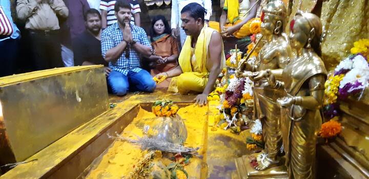 'झी मराठी'वरील 'तुझ्यात जीव रंगला' या लोकप्रिय मालिकातील कलाकार हार्दिक जोशी म्हणजेच सगळ्यांचा लाडका राणा दा काल (25 ऑक्टोबर) जेजुरी गडावर गेला होता. (फोटो सौजन्य : मनोज शिंदे)
