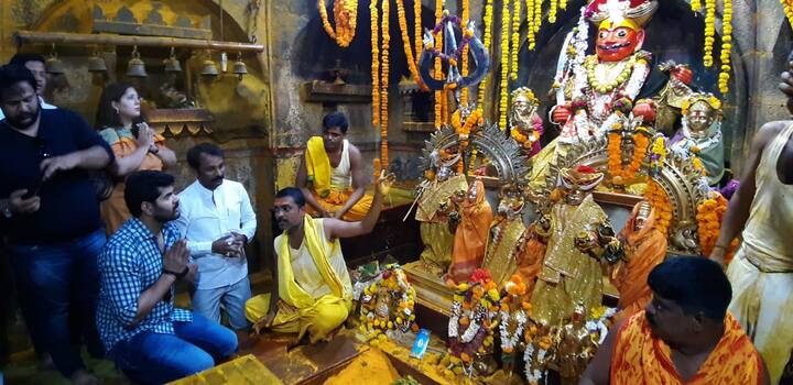 त्यानंतर देवस्थानच्या वतीने त्याचा सत्कार करण्यात आला.(फोटो सौजन्य : मनोज शिंदे)