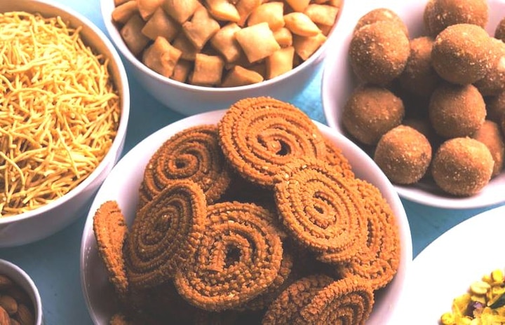 Viral Check : Diwali Faral may turn harmful if u eat it in newspaper दिवाळीचा फराळ वर्तमानपत्रात ठेवून खाल्ल्याने पोटाचे विकार!