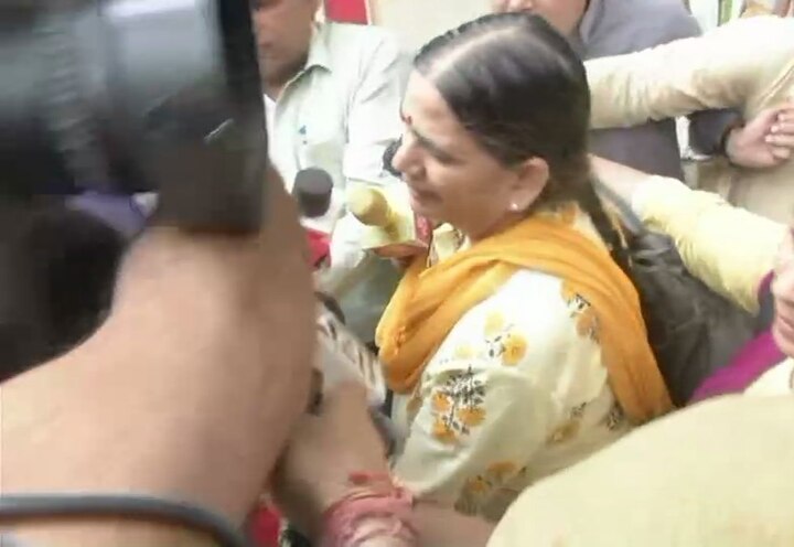 Activist and Lawyer Sudha Bhardawaj being taken by Pune Police from her residence नक्षल कनेक्शन : हरियाणातून सुधा भारद्वाज पुणे पोलिसांच्या ताब्यात
