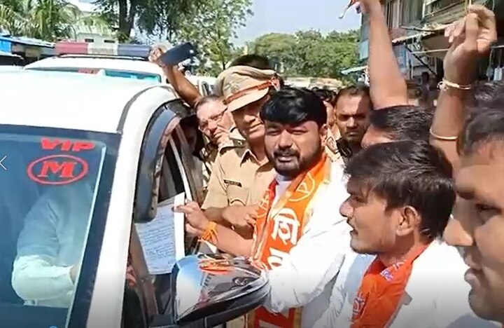 Guardian Minister Ram Shinde's cars convoy blocked by ShivSena Activists पाणीप्रश्न पेटला, शिवसैनिकांनी पालकमंत्री राम शिंदेंचा ताफा अडवला