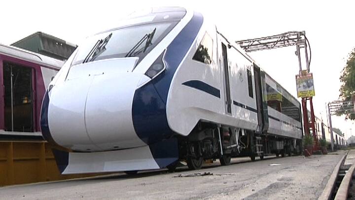 ही ट्रेन चालवण्यासाठी इंजिनाची गरज लागत नाही, त्याजागी 2 मोटर कोच यामध्ये आहेत. 