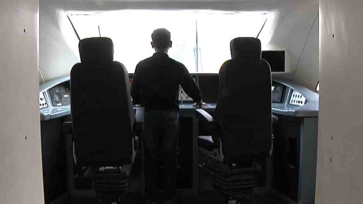 प्रवाशांच्या सुरक्षेच्या दृष्टीने महत्वाची अशी टॉक बॅक सिस्टीम ट्रेनमध्ये लावलेली आहे. जी आतापर्यंत कोणत्याच एक्सप्रेसमध्ये नव्हती.